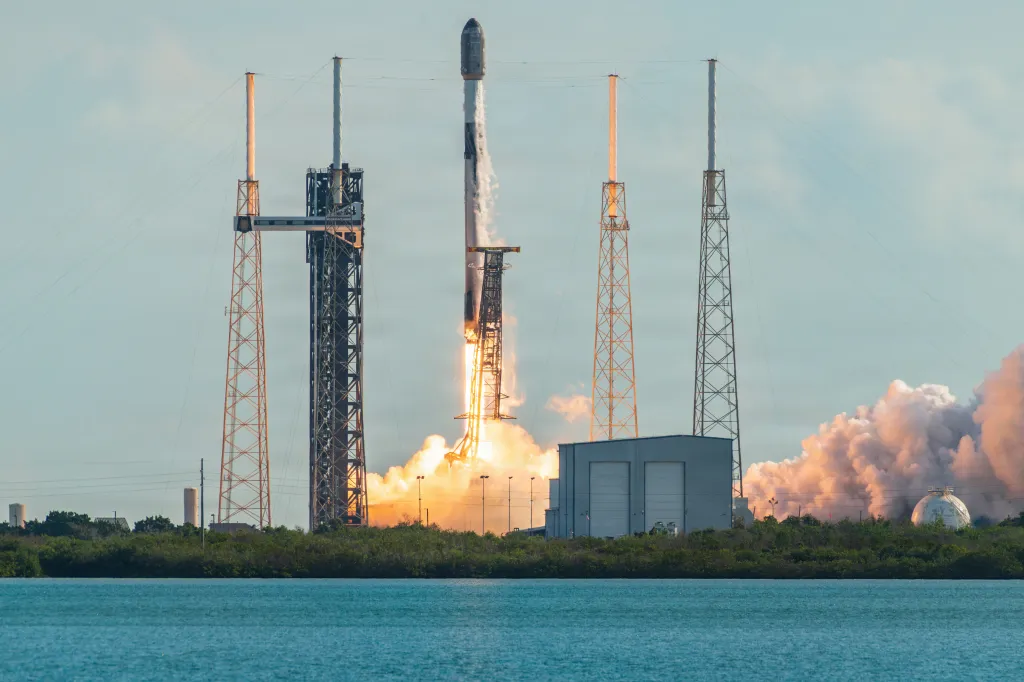 航天图片资料 · A SpaceX Falcon 9 rocket launches from Space Launch Complex 40 at Cape Canaveral Space Force Station, Florida, on May 29, 2026. Less than 12 hours after responding to a launch vehicle anomaly at a separate launch complex, Space Launch Delta 45 and the Eastern Range remained fully mission capable and successfully supported the mission, demonstrating the resilience and responsiveness of the world's busiest spaceport. (U.S. Space Force photo by Gwen Kurzen)