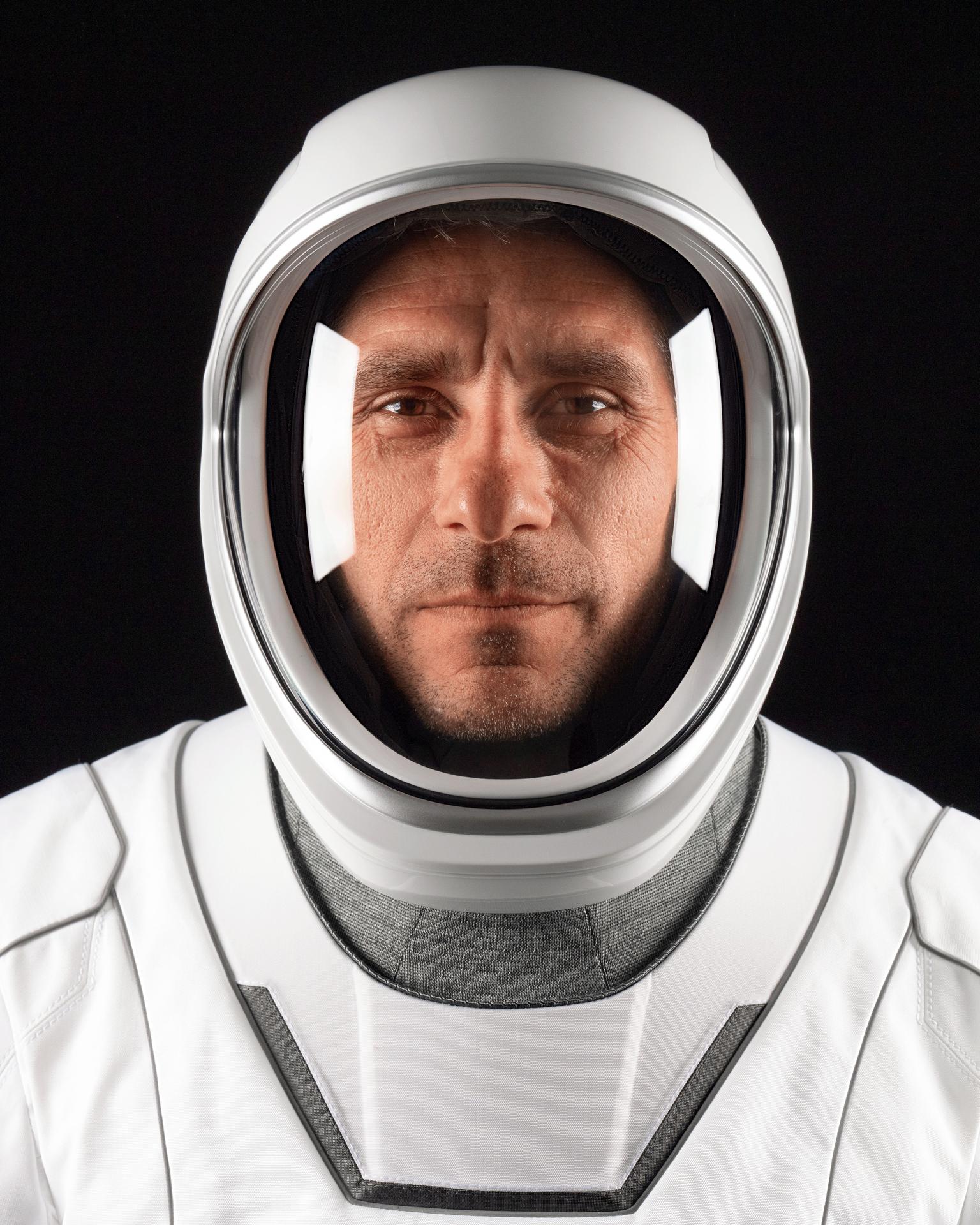 航天图片资料 · NASA astronaut Luke Delaney, pilot of NASA’s SpaceX Crew-13 mission to the International Space Station, poses for a portrait in his pressure suit at SpaceX headquarters in Hawthorne, California.