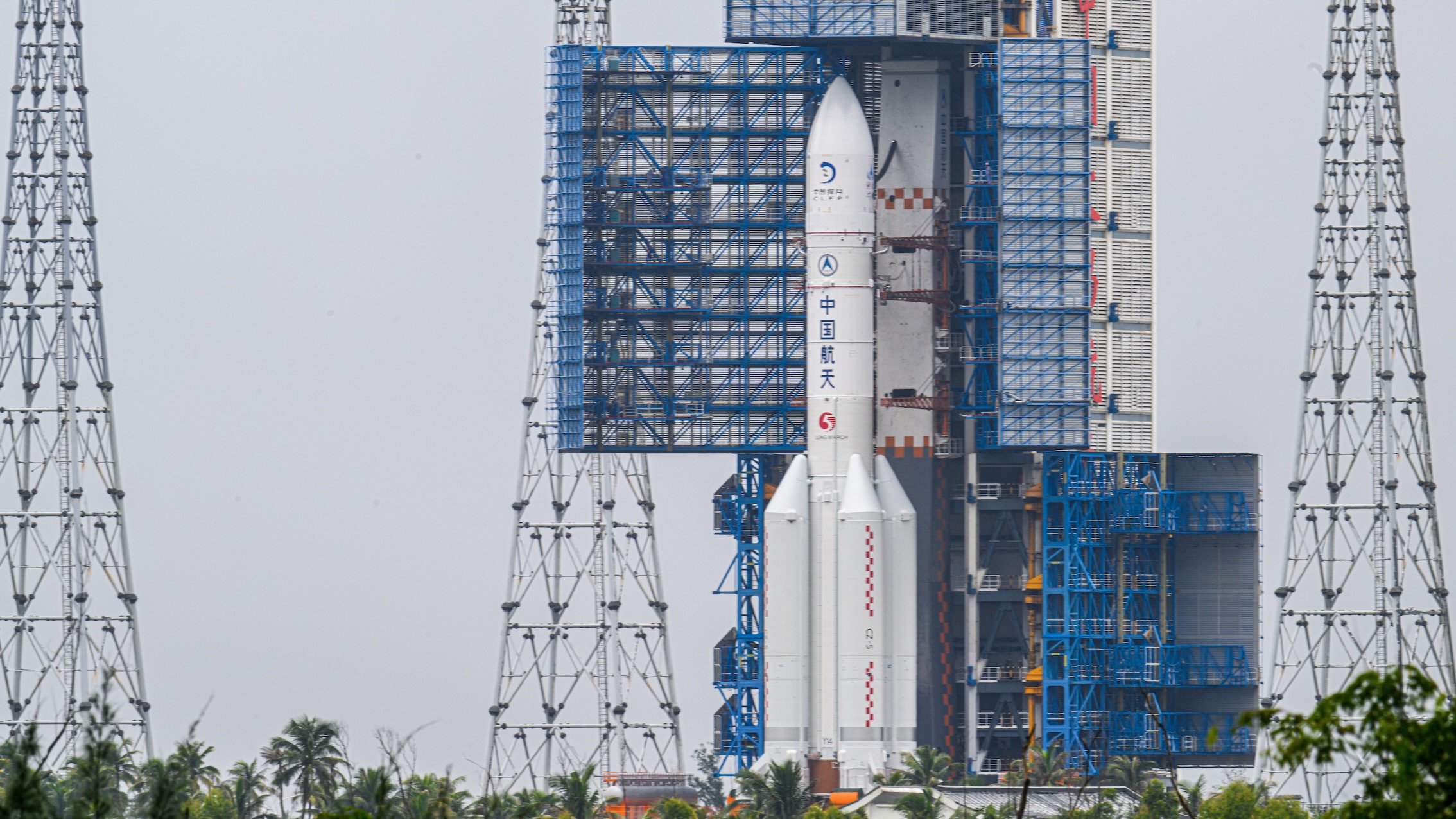 航天图片资料 · China's Chang'e 7 lunar probe and its Long March 5 rocket are transferred to their pad at the Wenchang Spacecraft Launch Site on Aug. 19, 2026 in Wenchang, Hainan Province.