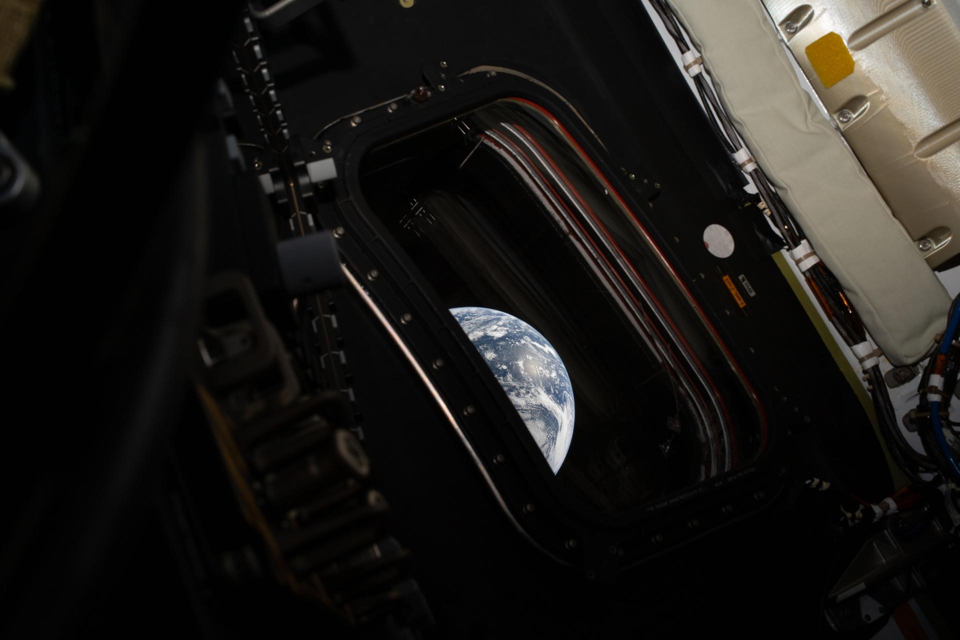 航天图片资料 · A view of Earth taken by NASA astronaut and Artemis II commander Reid Wiseman from one of the Orion spacecraft's four main windows after completing the translunar injection burn on April 2, 2026.