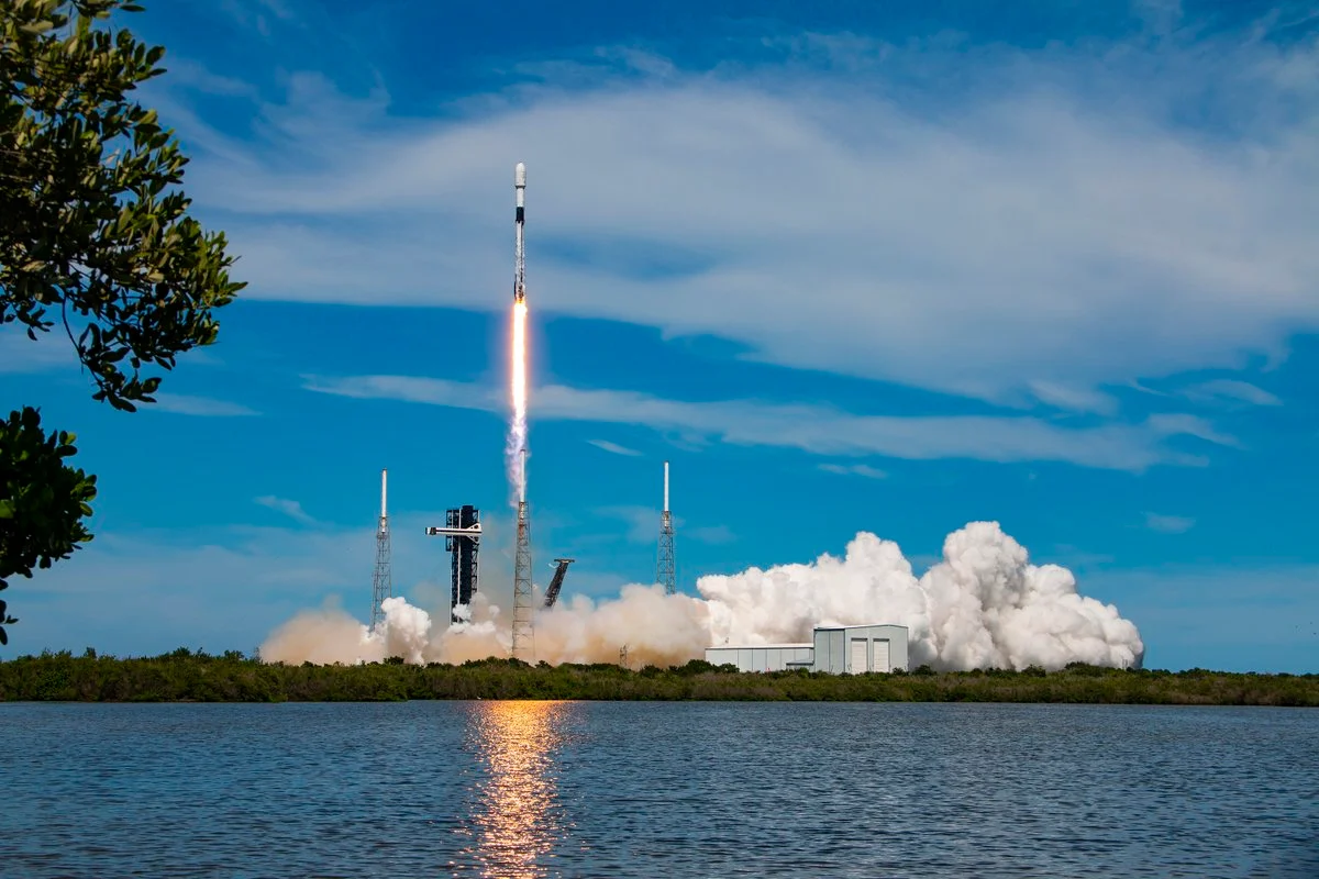航天图片资料 · Falcon booster landing at Cape Canaveral