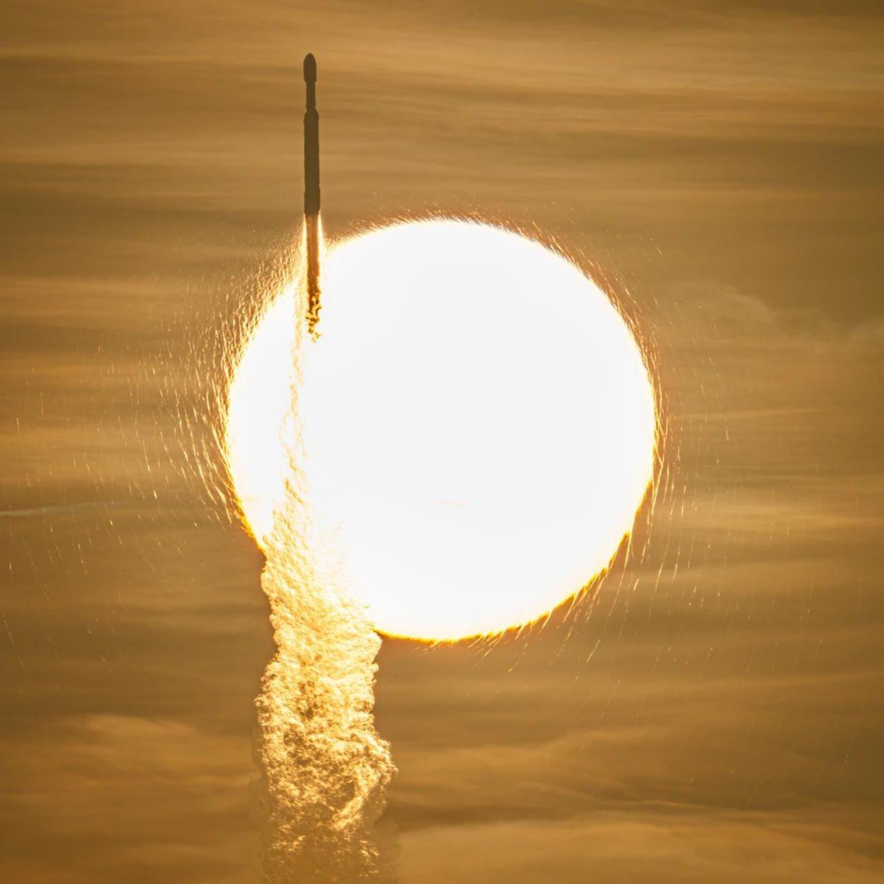 航天图片资料 · A view of a rocket launching off to space in front of the blaring yellow sun and yellow-tinted sky