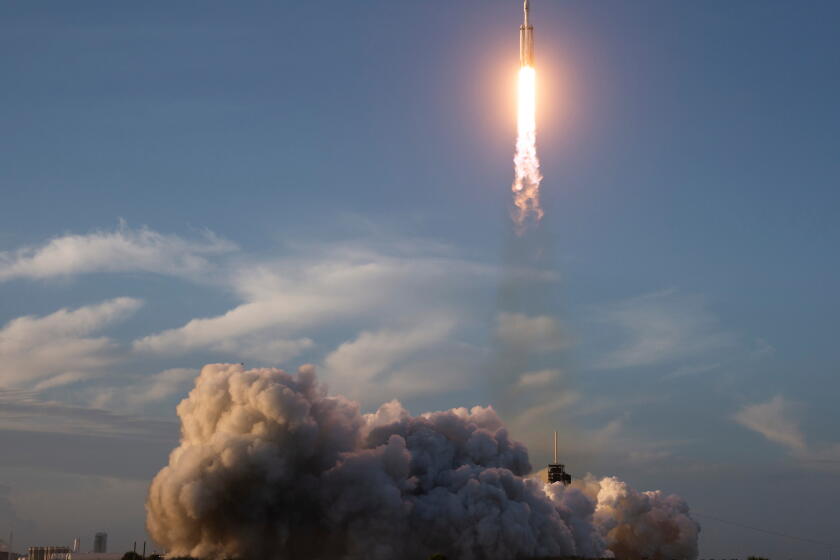 航天图片资料 · This image provided by NASA shows a SpaceX Falcon Heavy rocket with the space observatory Roman Telescope launching at the Kennedy Space Center in Cape Canaveral, Fla., Sunday, Aug. 30, 2026. (Joel Kowsky/NASA via AP)