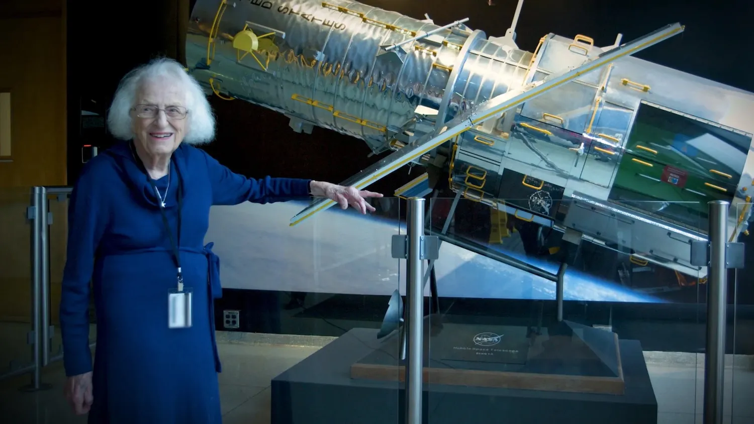 航天图片资料 · Nancy Grace Roman stands next to a scale model of the Hubble Space Telescope outside the Hubble control center at NASA’s Goddard Space Flight Center in Greenbelt, Maryland. Roman is known as the “Mother of Hubble.” Image: NASA