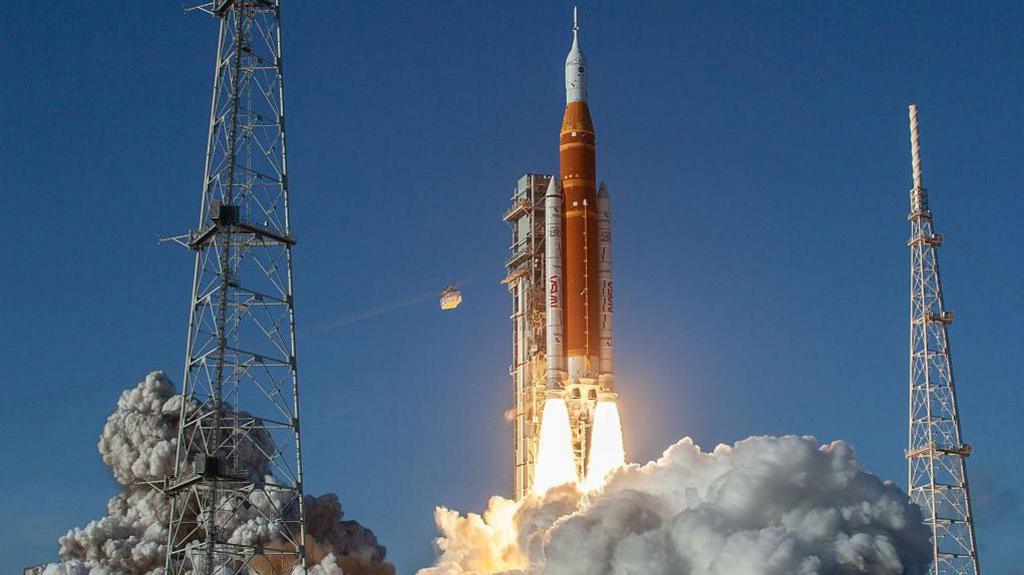 航天图片资料 · NASA's SLS Moon rocket lifts off from launch pad 39B at the Kennedy Space Center in the United States, carrying Artemis II astronauts Reid Wiseman, Victor Glover, Christina Koch, and Jeremy Hansen on a 10-day mission around the Moon. A rocket is taking off with flames coming from the bottom of it and smoke is all around the bottom too.