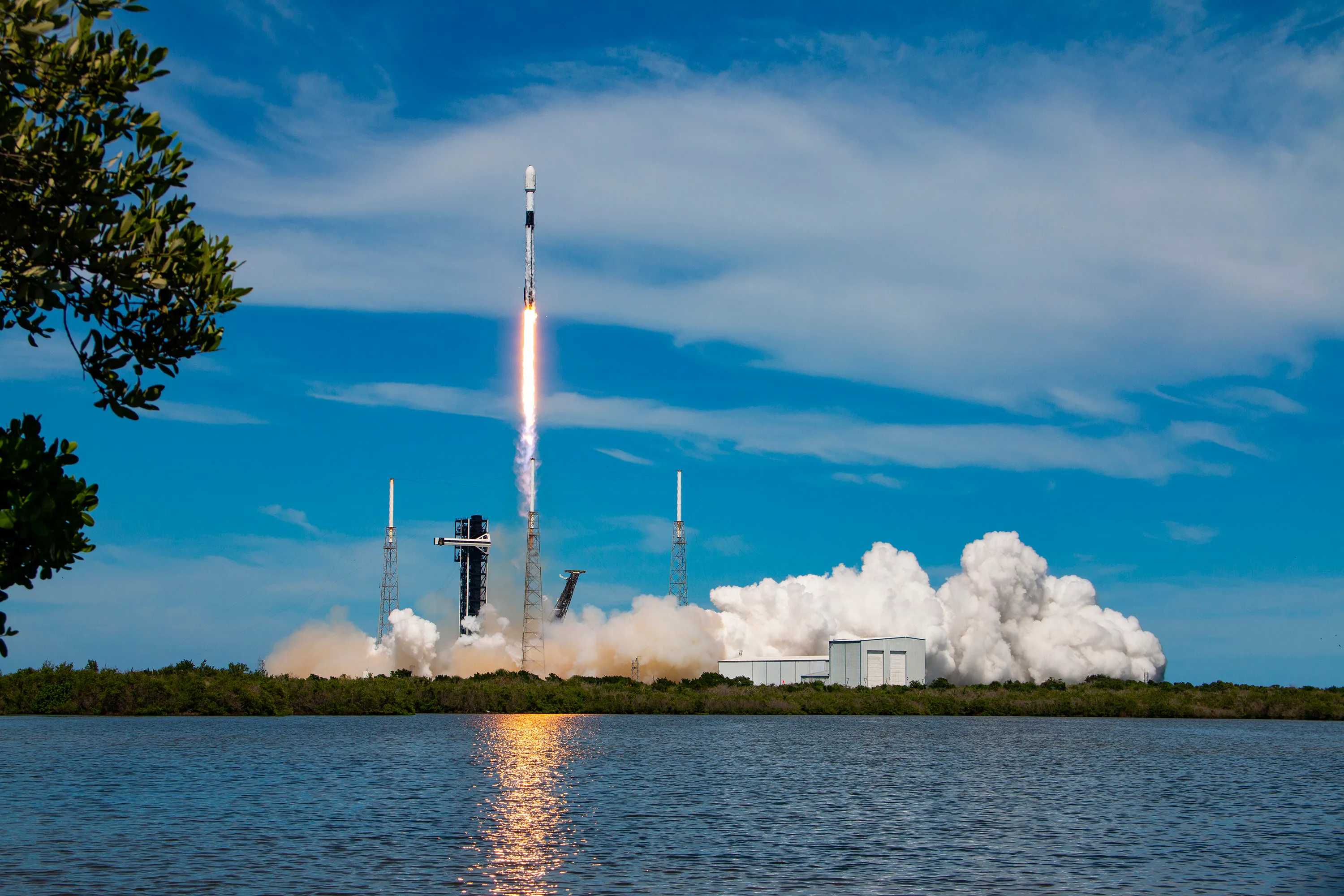 航天图片资料 · HSH9kiEb0AAmE66 A SpaceX Falcon 9 launches on the mPOWER-F mission with three communication satellites for Luxembourg-based SES from Cape Canaveral Space Force Station’s Space Launch Complex 40 on Sunday, Sept. 13, 2026. (Courtesy/SpaceX)