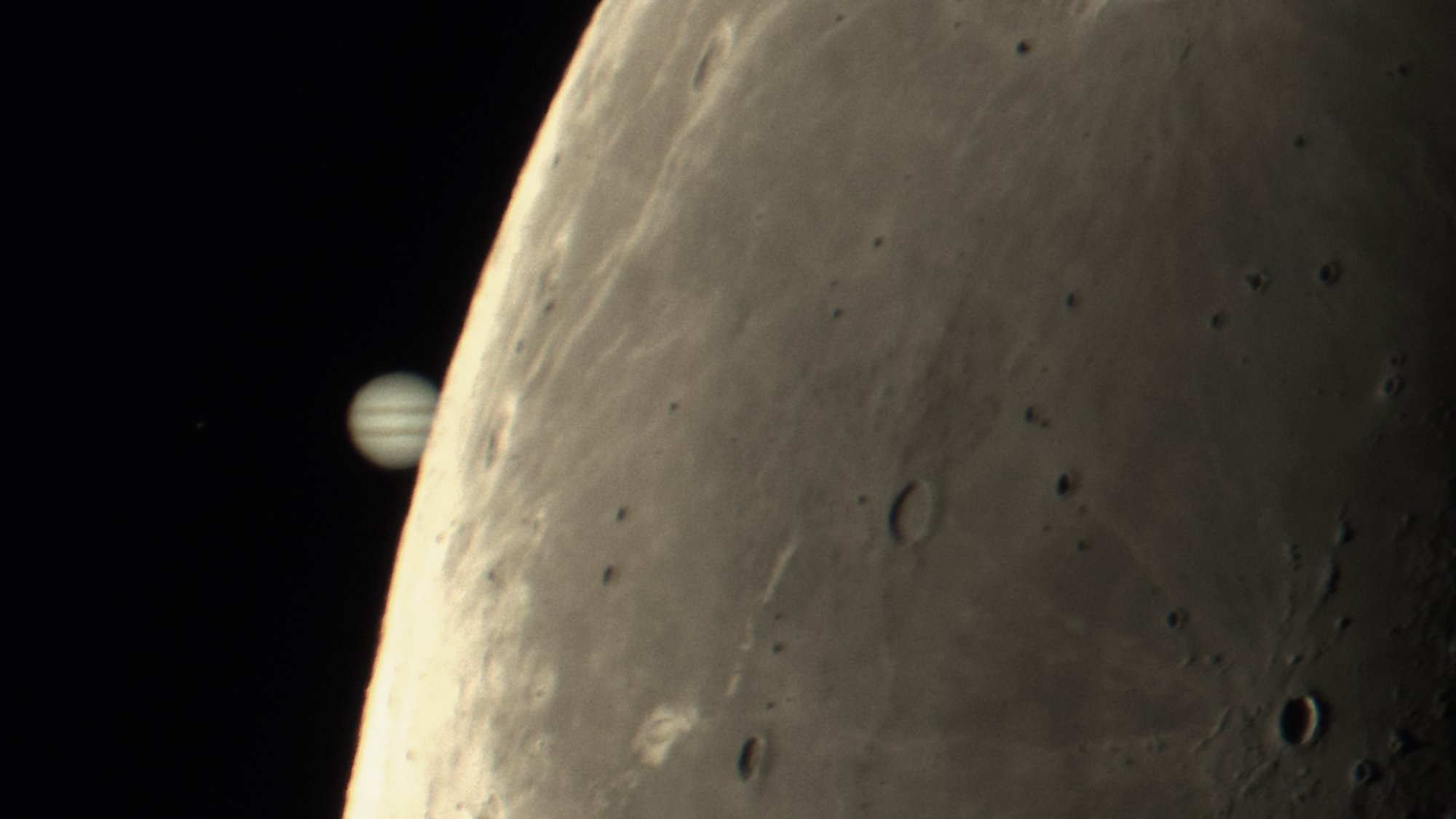 航天图片资料 · Jupiter is shown partially occulted by the lunar disk in a black sky.