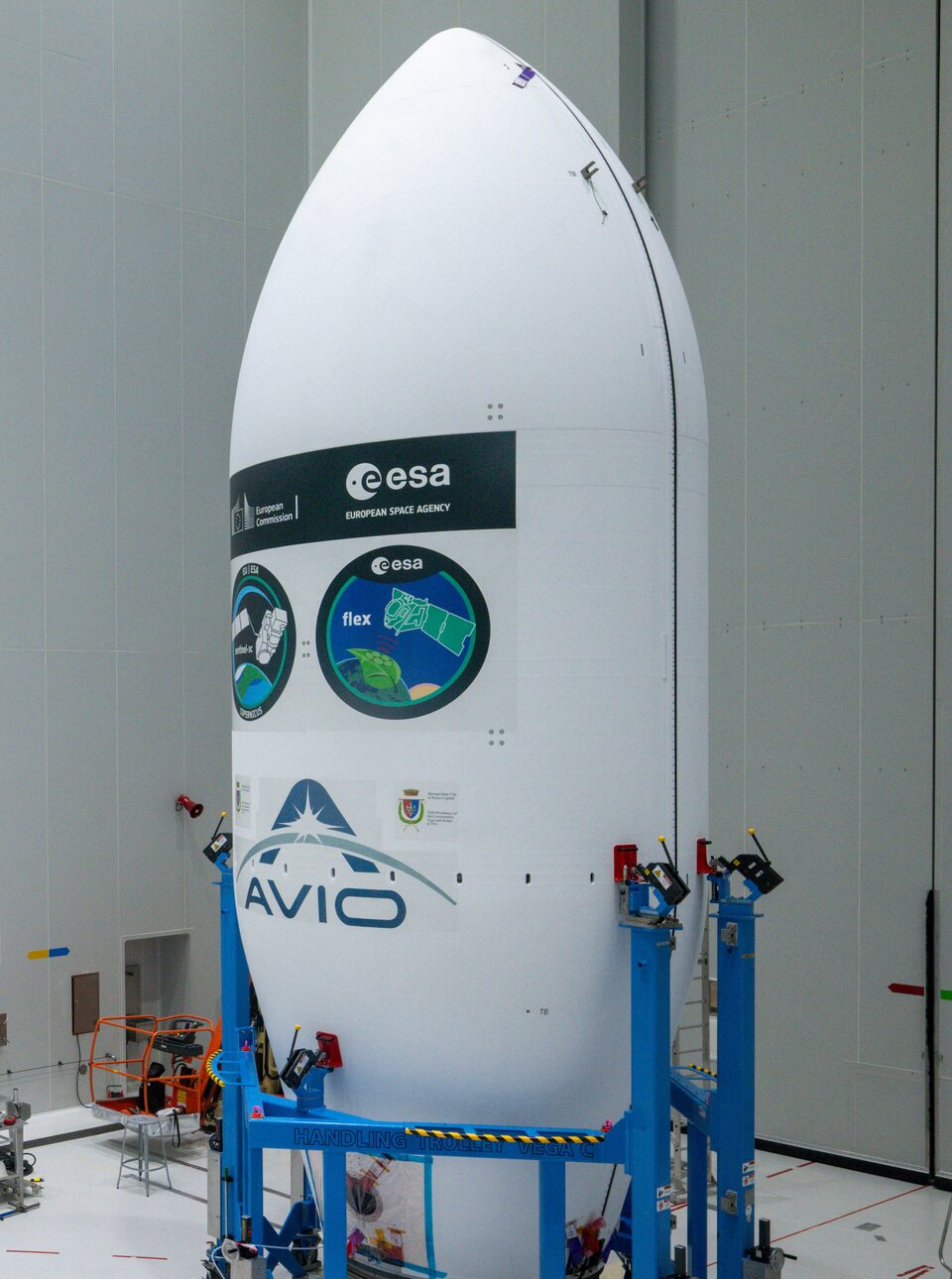 航天图片资料 · Vega-C fairing holding FLEX and Sentinel-3C