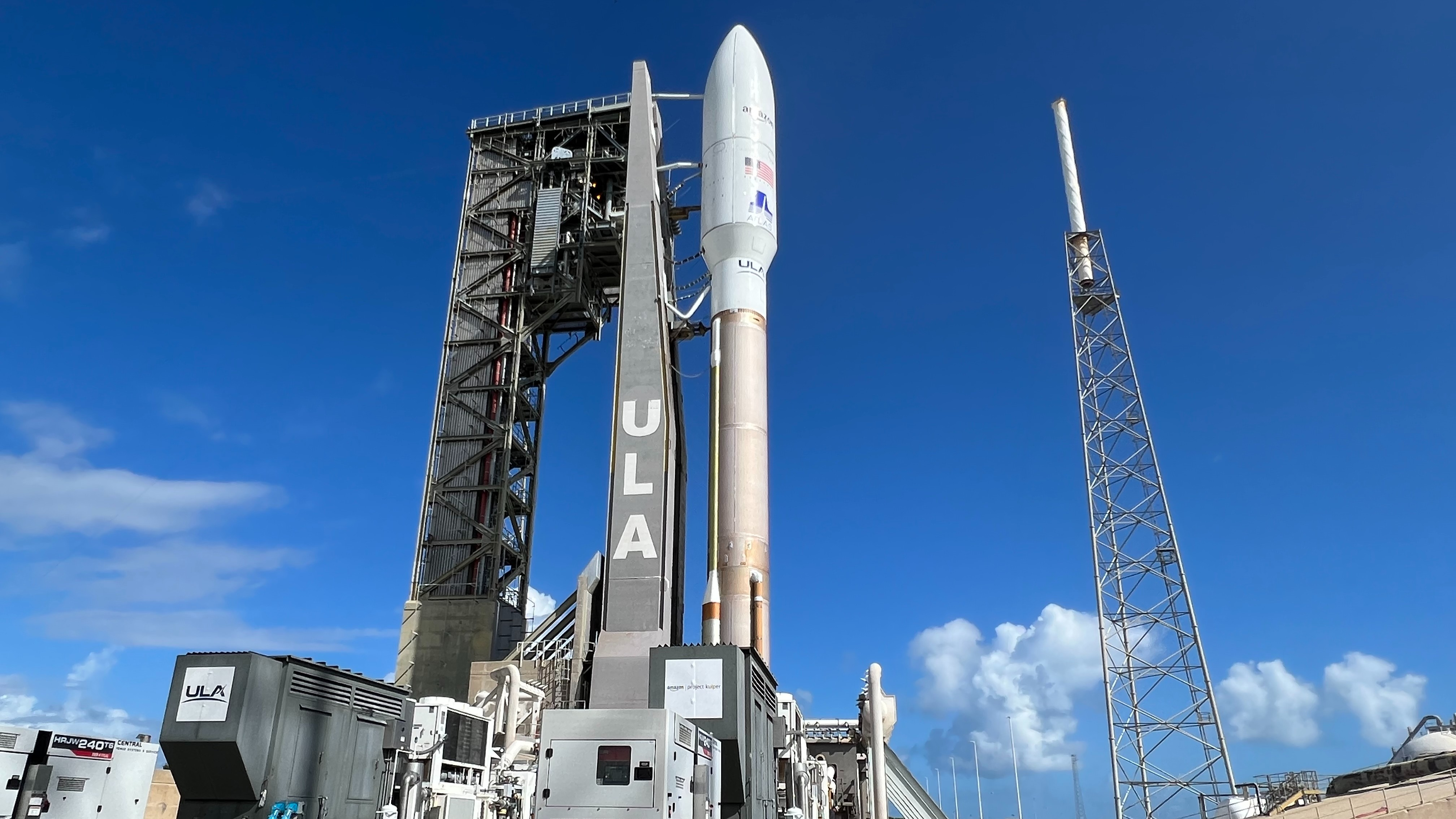 航天图片资料 · A ULA Atlas V rocket carrying the first two prototypes for Amazon's Project Kuiper internet constellation makes its way to the launch pad on Oct. 5, 2023.