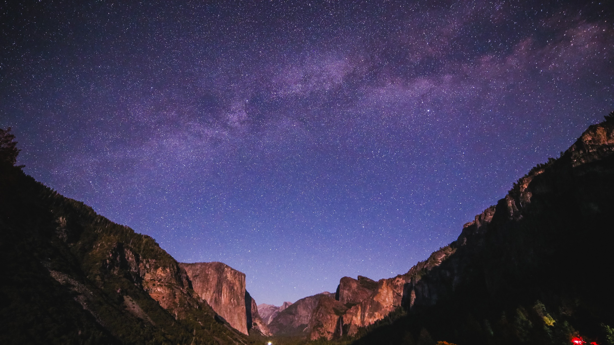 航天图片资料 · milky way stretching across the sky above impressive rock formations