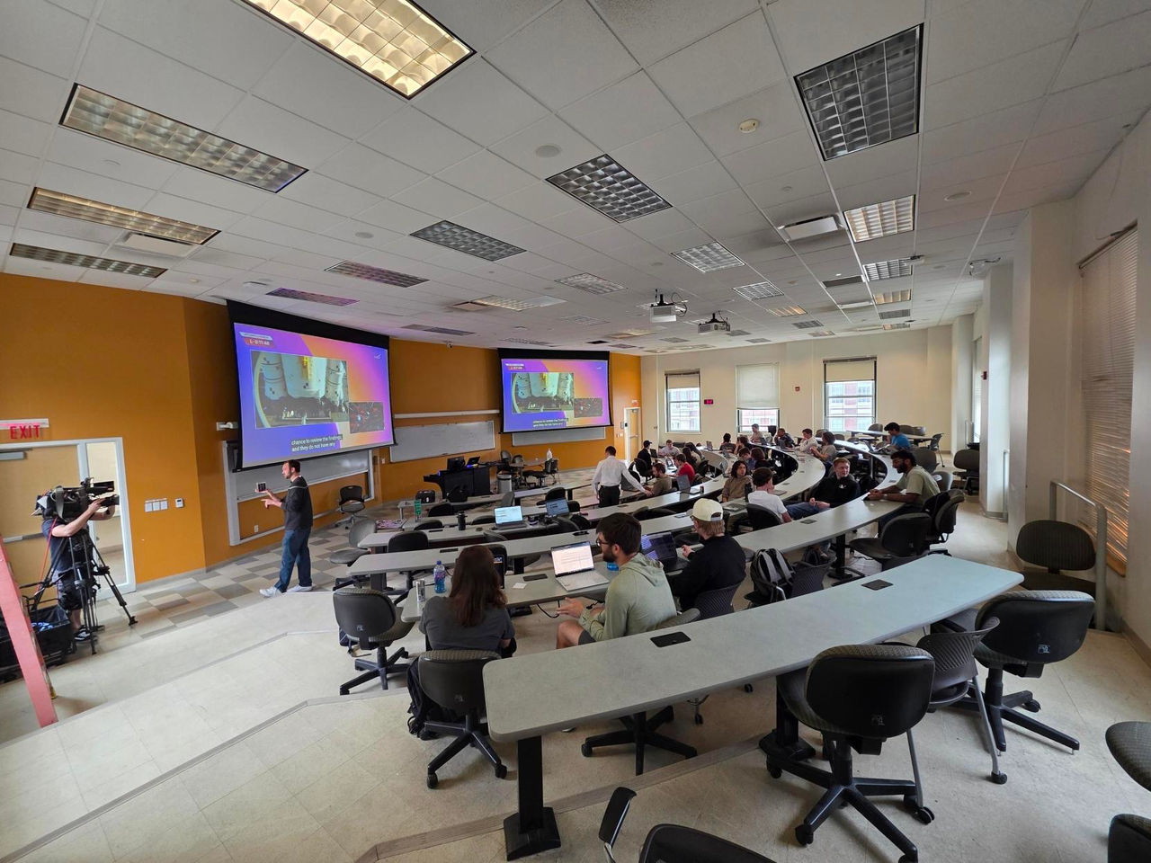 航天图片资料 · CubeCats organized an Artemis watch party at Swift Hall.