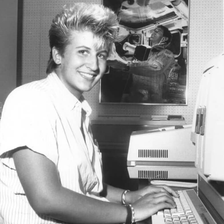 航天图片资料 · Julie Kramer White types on a computer keyboard during her internship with NASA