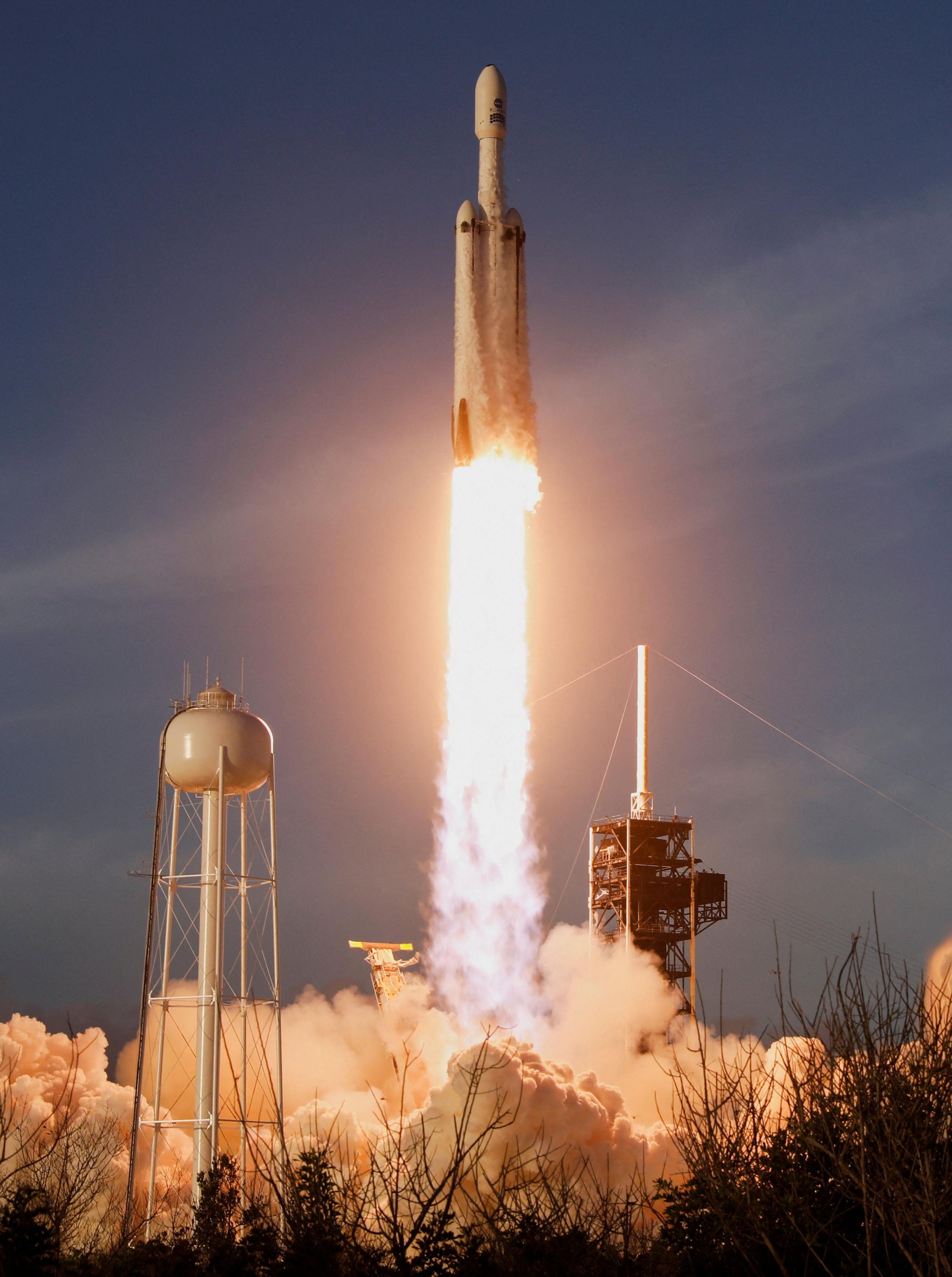 航天图片资料 · A SpaceX Falcon Heavy roket blasts off
