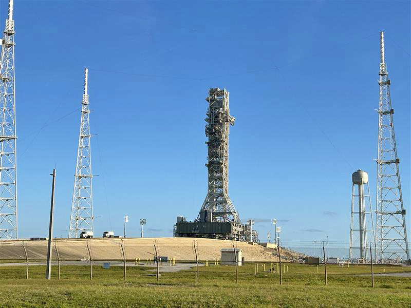 航天图片资料 · NASA's mobile launcher 1 rolls from Launch Pad 39B to the Vehicle Assembly Building at the agency's Kennedy Space Center in Florida.