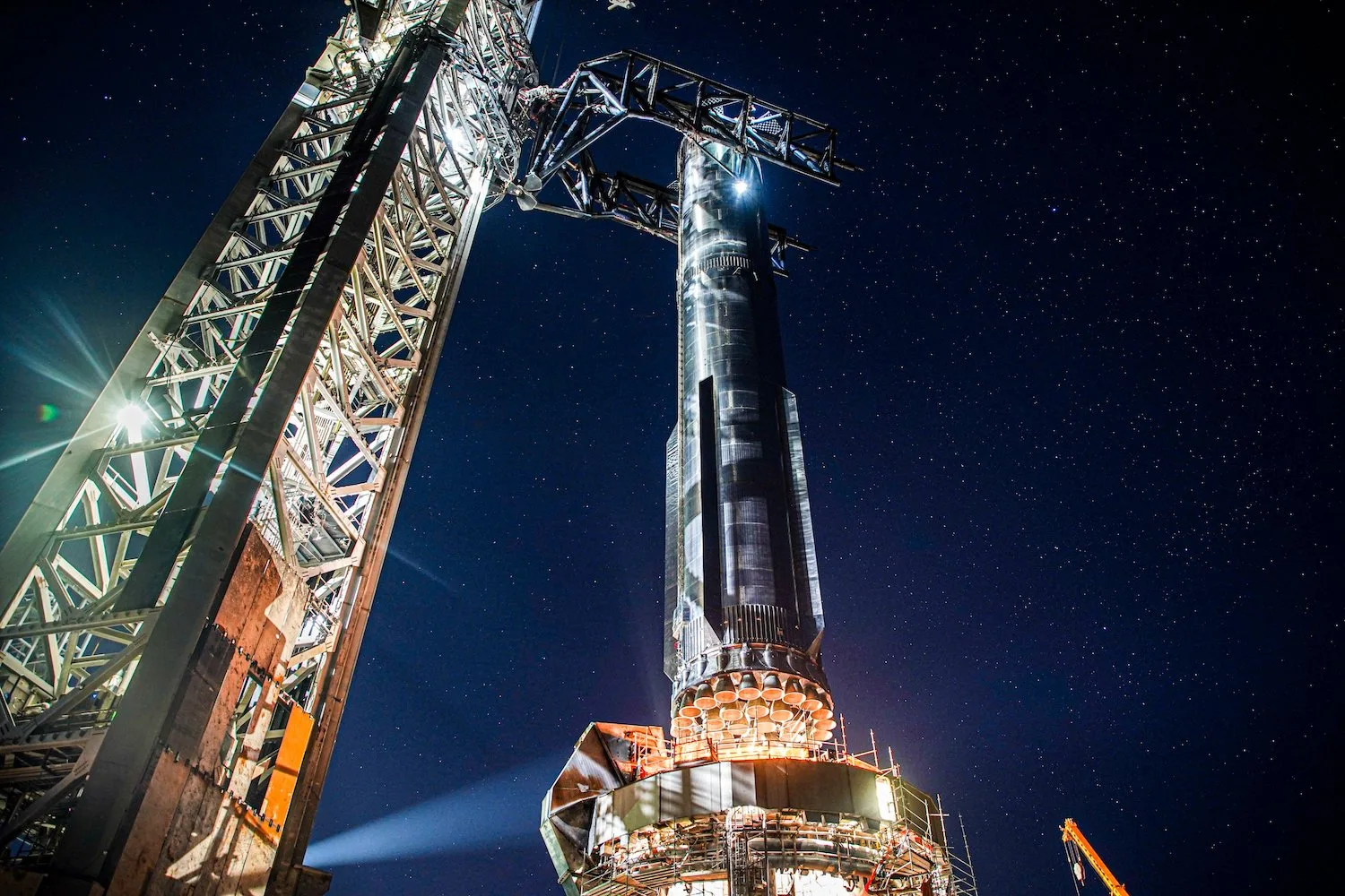 航天图片资料 · A Super Heavy booster on the launchpad at SpaceX's site in Texas.