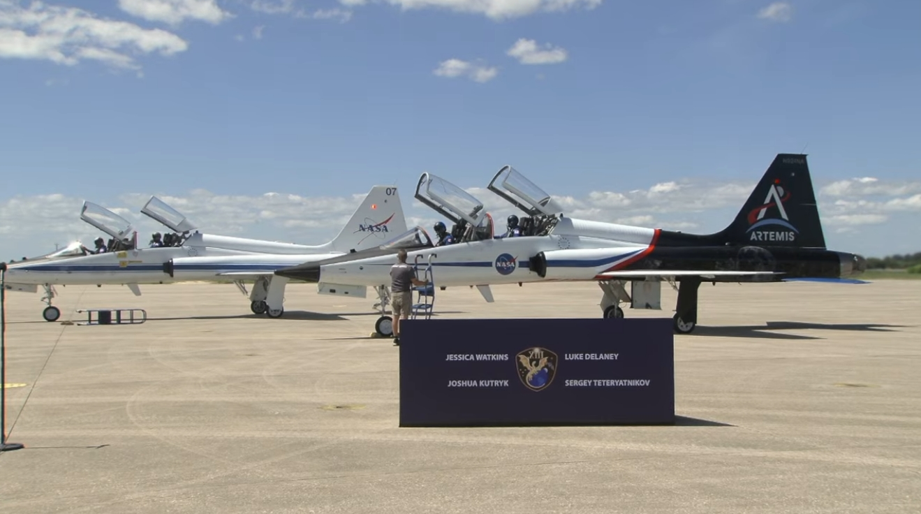 航天图片资料 · Two NASA jets taxi on a tarmac.