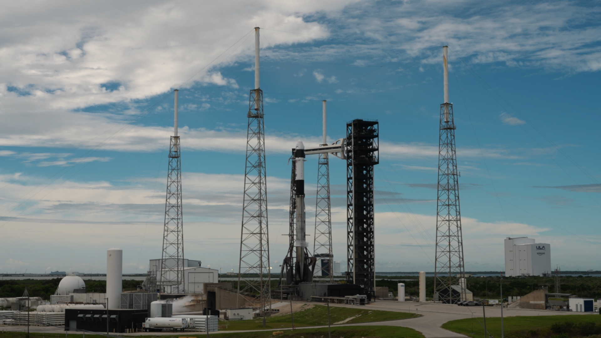 航天图片资料 · A SpaceX Falcon 9 rocket with a Dragon spacecraft atop carrying NASA astronauts Jessica Watkins and Luke Delaney, CSA (Canadian Space Agency) astronaut Joshua Kutryk, and Roscosmos cosmonaut Sergey Teteryatnikov stands vertical at Space Launch Complex 40 at Cape Canaveral Space Force Station in Florida ahead of launch on Thursday, Oct. 1, 2026.