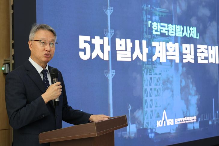 航天图片资料 · Park Jae-sung, head of the space transportation division at the Korea AeroSpace Administration, speaks to reporters about preparations for the fifth launch of the Nuri rocket during a press briefing in Seoul, Tuesday. Yonhap