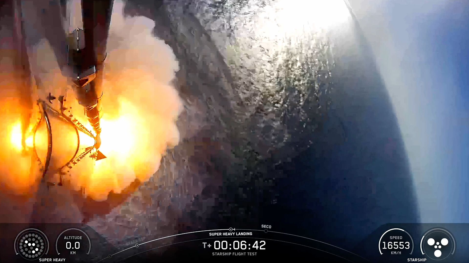 航天图片资料 · A SpaceX Super Heavy booster splashes down in the Gulf of Mexico.
