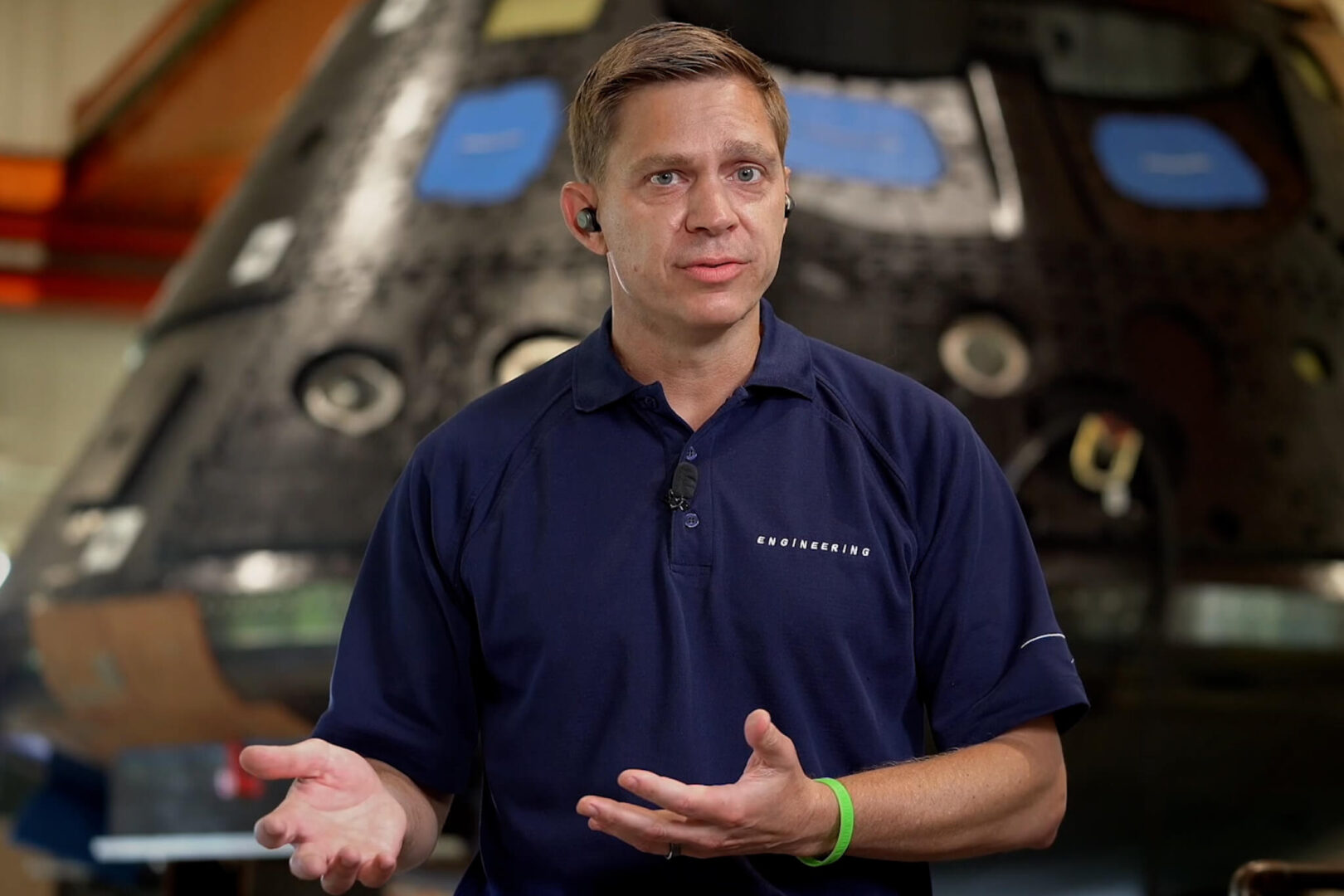 航天图片资料 · Mark Baldwin speaks with the Orion capsule in the background
