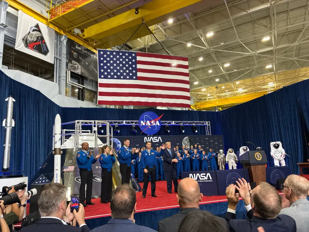 航天图片资料 · Trump at JSC