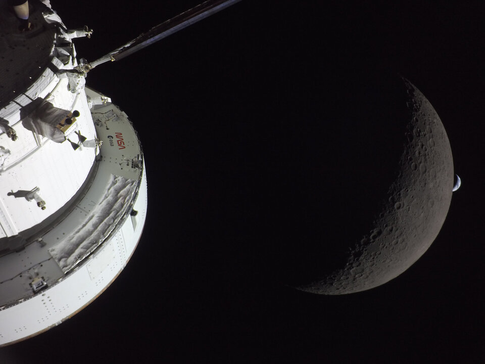 航天图片资料 · Orion and its European Service Module bringing the crew around the Moon and back to Earth