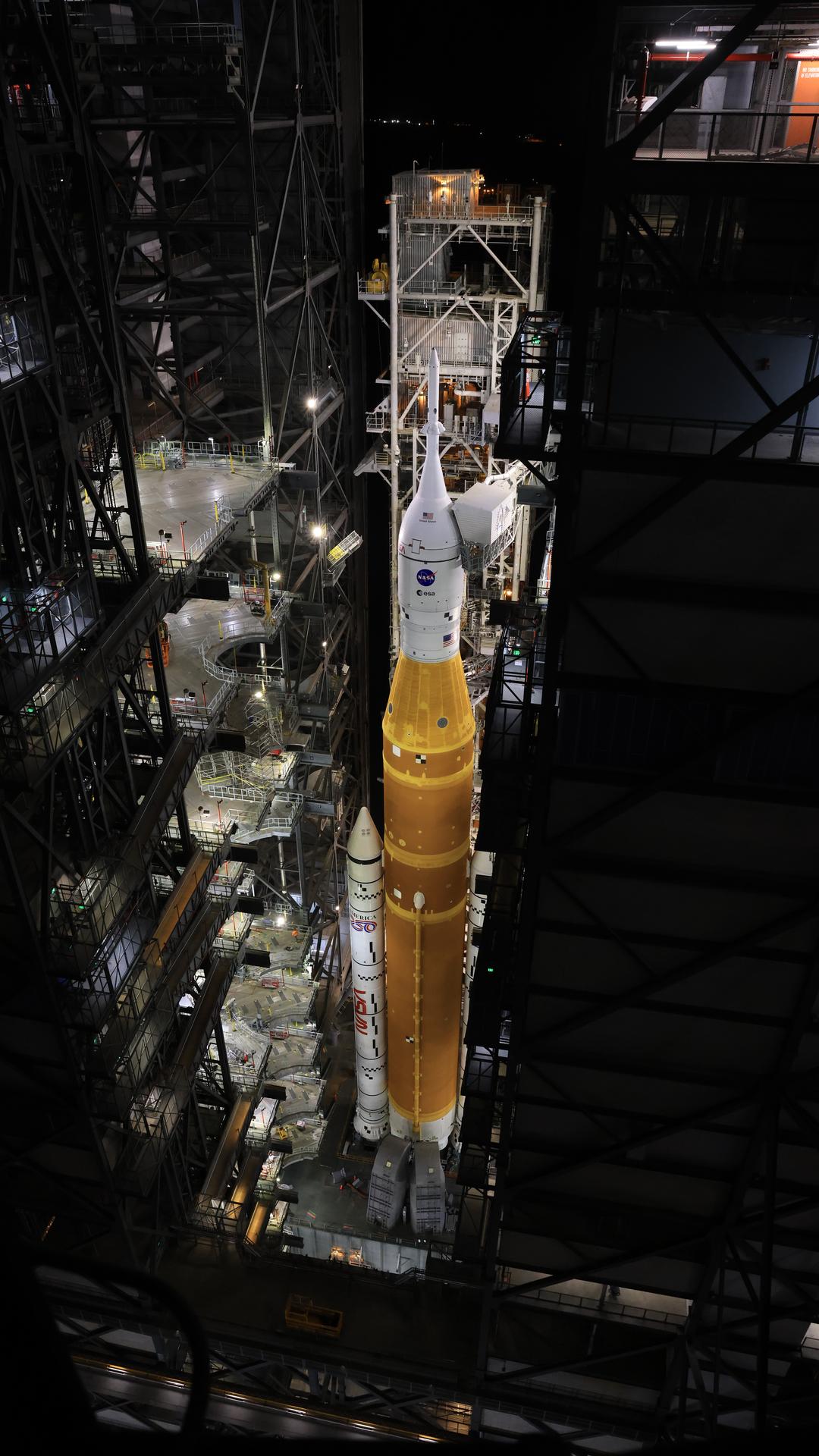 航天图片资料 · Image shows the inside the Vehicle Assembly Building at NASA's Kennedy Space Center in Florida on Wednesday, Feb. 25, 2026, with NASA's Space Launch System rocket with Orion's spacecraft atop for NASA's Artemis II mission.
