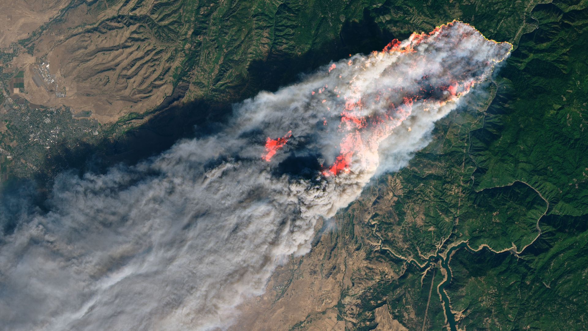 航天图片资料 · A view of a wildfire with smoke from a satellite's point of view.