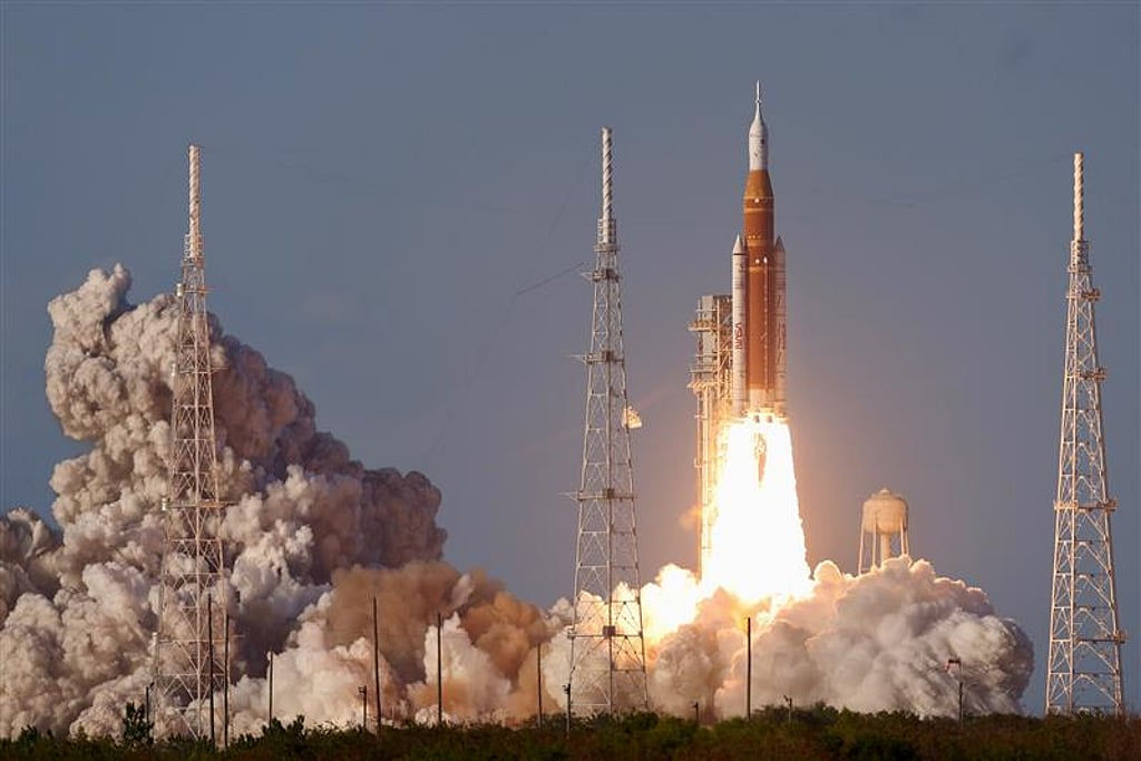 航天图片资料 · Artemis II blasts off from Cape Canaveral in Orlando Florida.