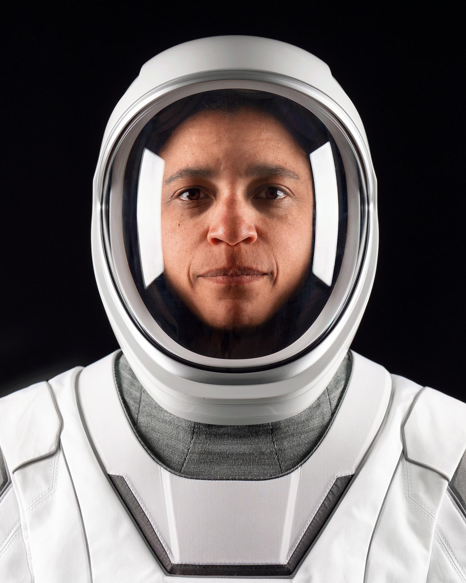 航天图片资料 · NASA astronaut Jessica Watkins, commander of NASA’s SpaceX Crew-13 mission to the International Space Station, poses for a portrait in her pressure suit at SpaceX headquarters in Hawthorne, California.