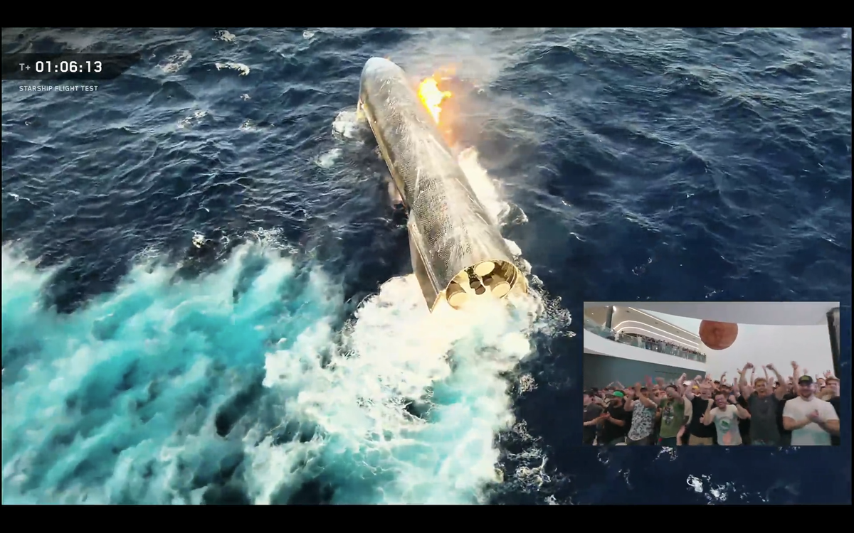 航天图片资料 · A SpaceX Starship vehicle floats in the Indian Ocean after Flight 13 splashdown