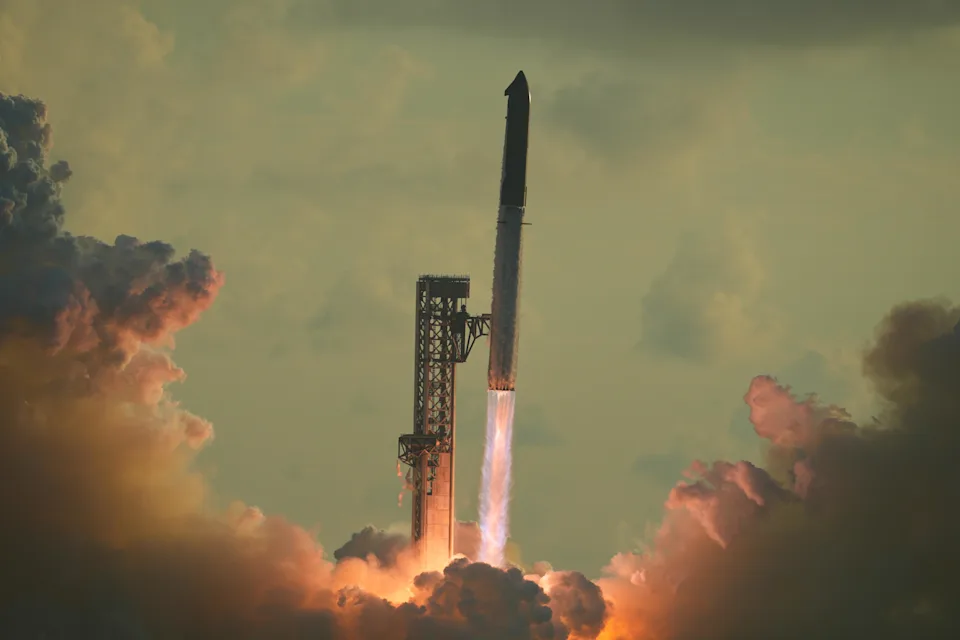 航天图片资料 · SpaceX's mega rocket Starship makes a test flight from Starbase, Texas, on Sept. 28, 2026. / Credit: AP Photo/Eric Gay