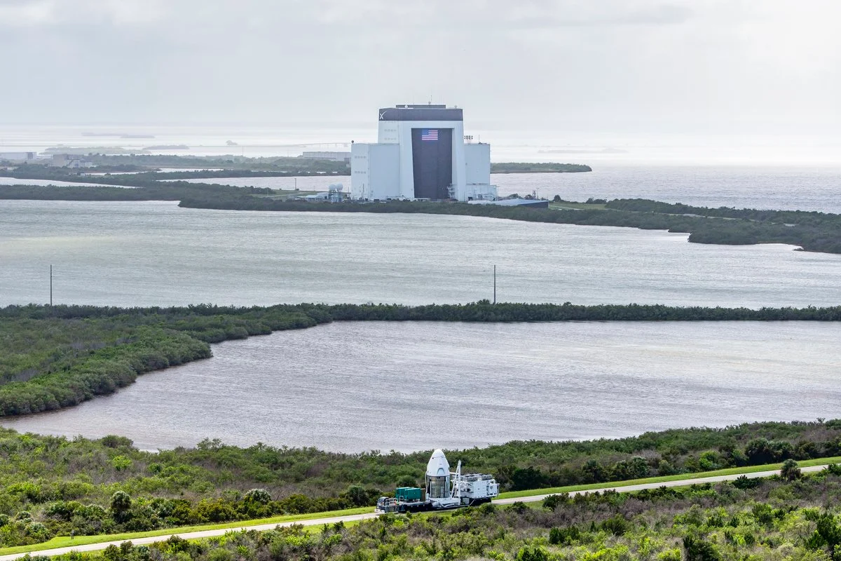 航天图片资料 · SpaceX Dragon spacecraft arrives at Pad 40 ahead of Crew-13 launch