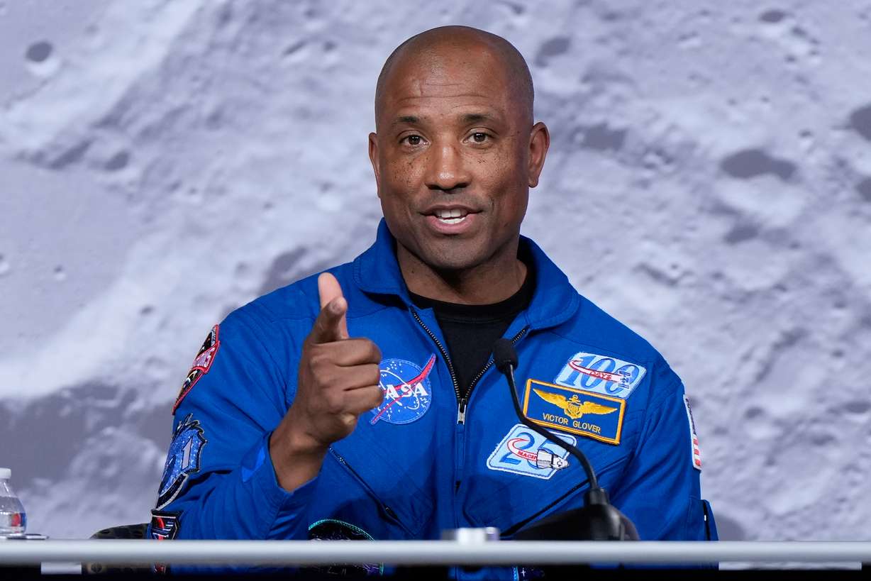 航天图片资料 · NASA astronaut Victor Glover, a member of the NASA's Artemis II crew, speaks during a news conference on April 16, 2026, in Houston.