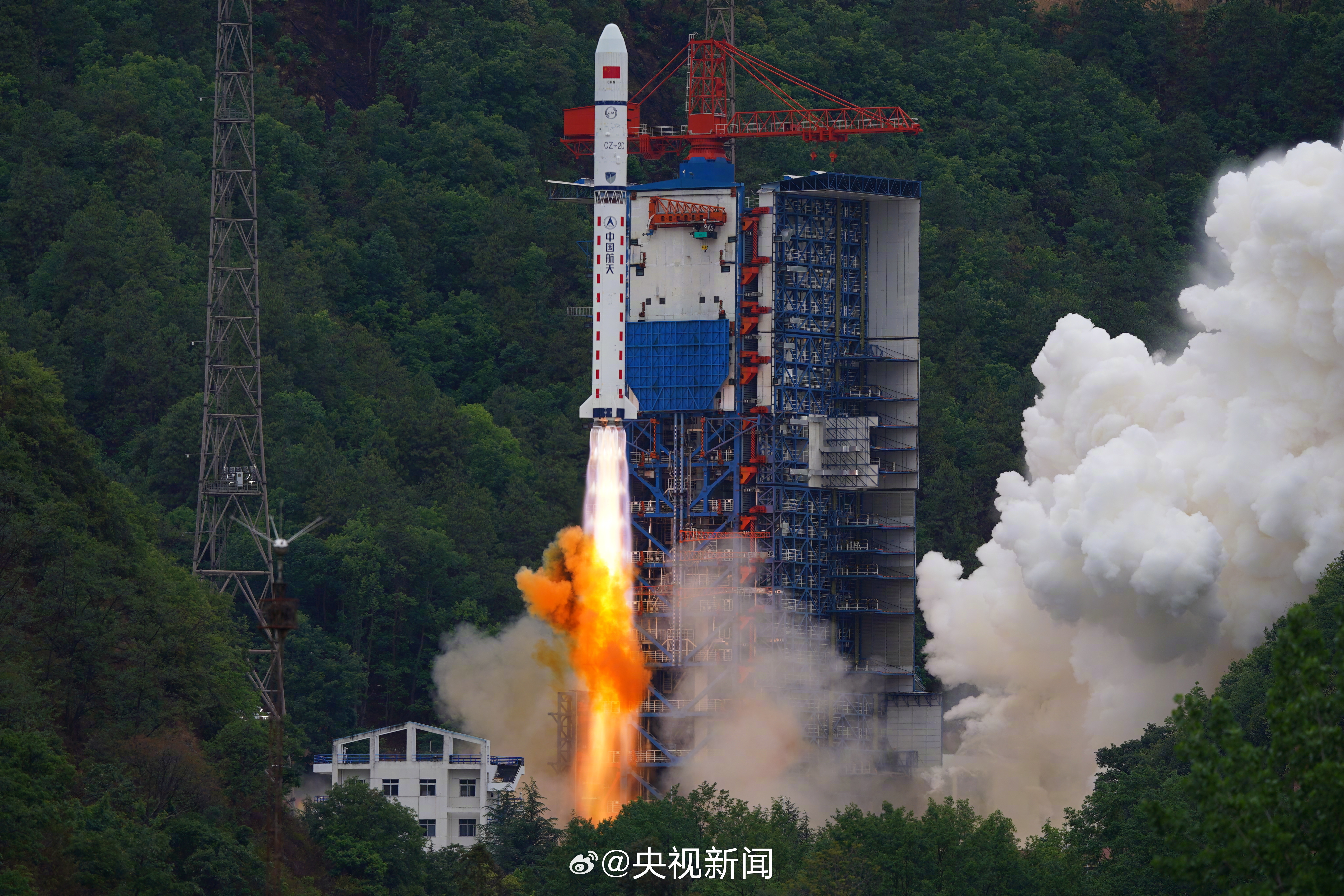 航天图片资料 · CZ-2D liftoff from LC-3 (Yaogan 42-02)