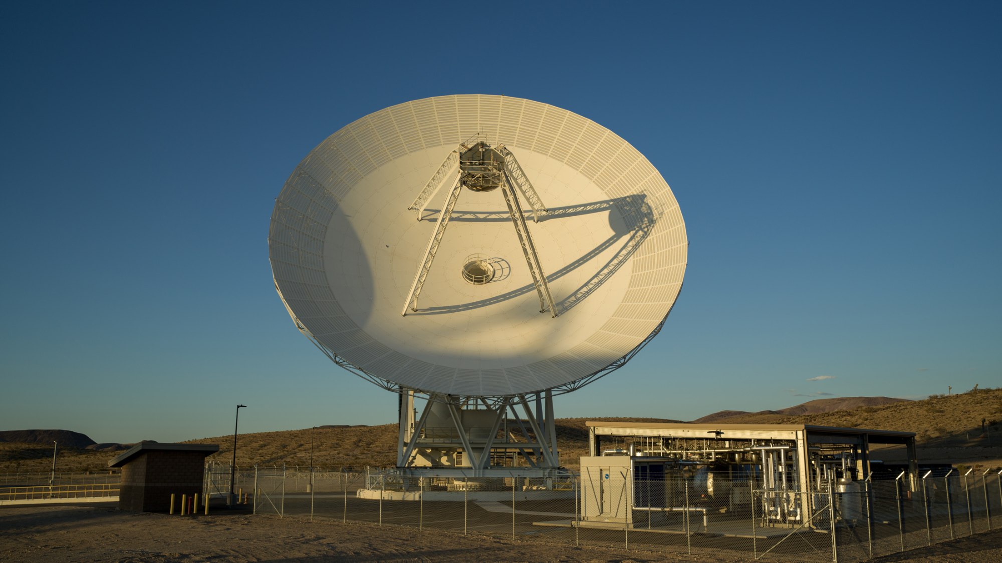 航天图片资料 · a large dish points towards the sky.