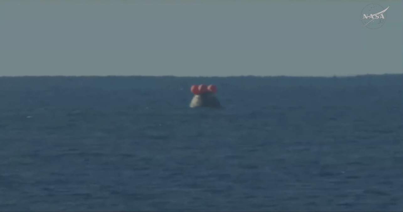 航天图片资料 · The Orion spacecraft with the Artemis II crew inside is seen floating in the Pacific Ocean after splashing down at 8:07 p.m. EDT on April 10, 2026.
