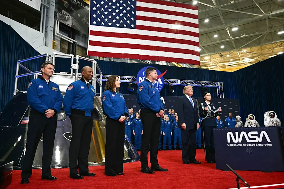 航天图片资料 · President Donald Trump awards Artemis II crew members with the Congressional Space Medal of HonorCredit: Kent NISHIMURA / AFP via Getty