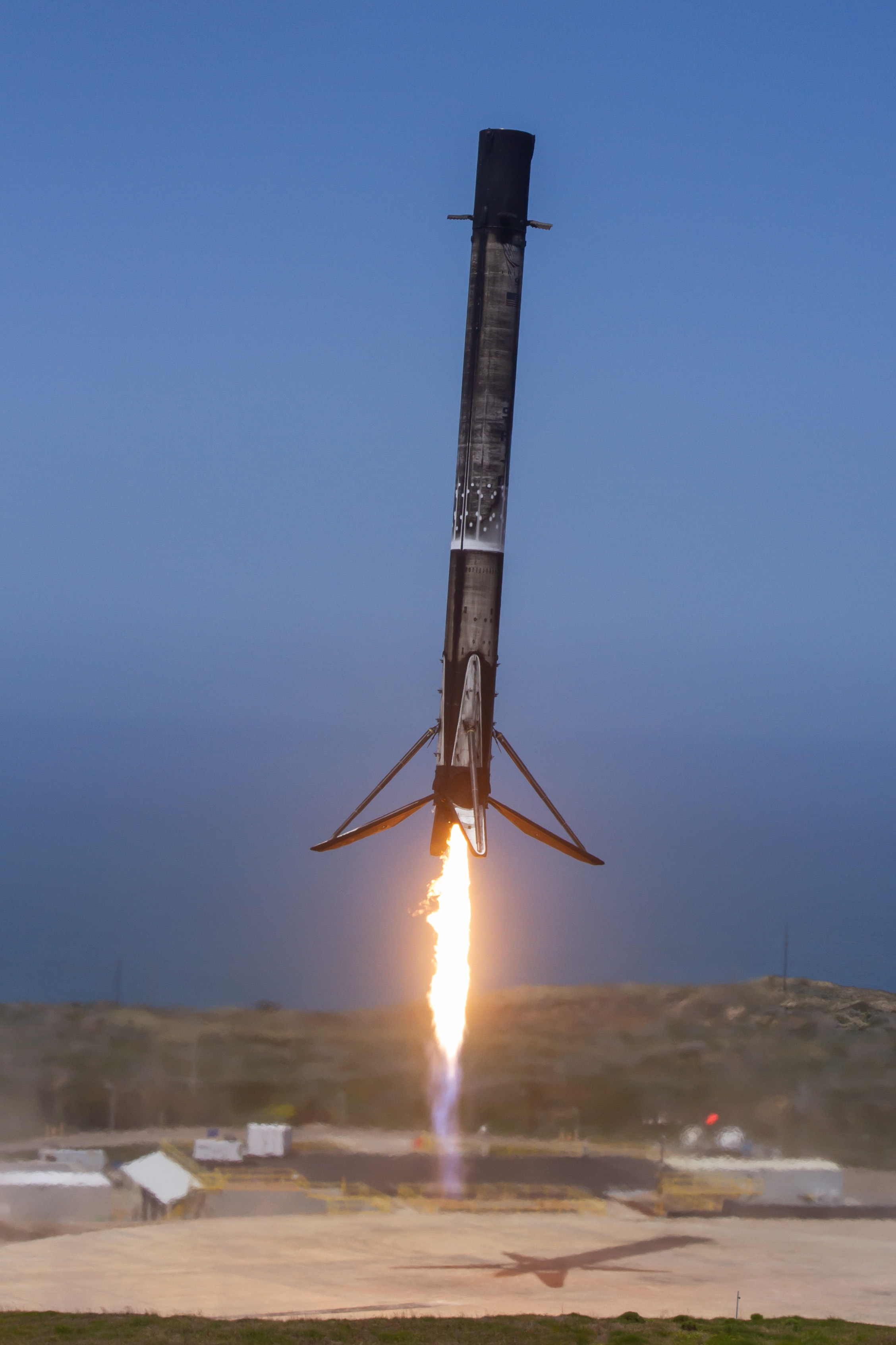航天图片资料 · B1061 landing on LZ-4 during Worldview Legion 1-2 launch