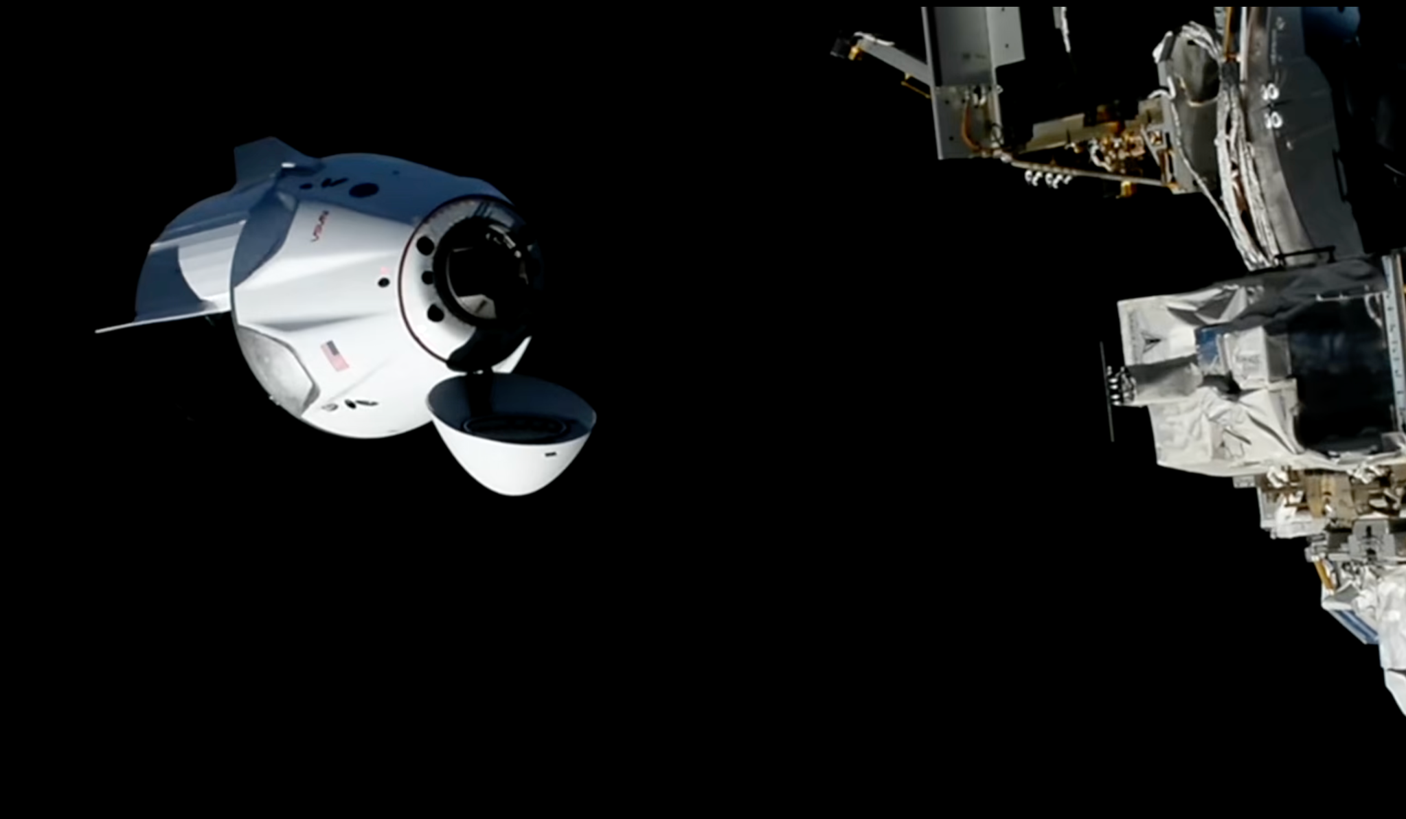 航天图片资料 · The SpaceX Dragon, with its nose cone open and carrying four Crew13 members approaches the International Space Station.