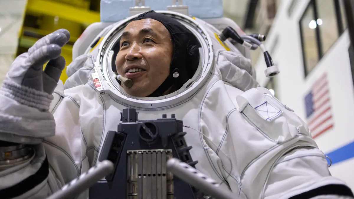 航天图片资料 · Wakata and the Axiom Space Extravehicular Activity (EVA) program team tested the operations and capabilities of the communications, breathing, and cooling systems of the spacesuit in the NBL (Image Source: Axiom Space)