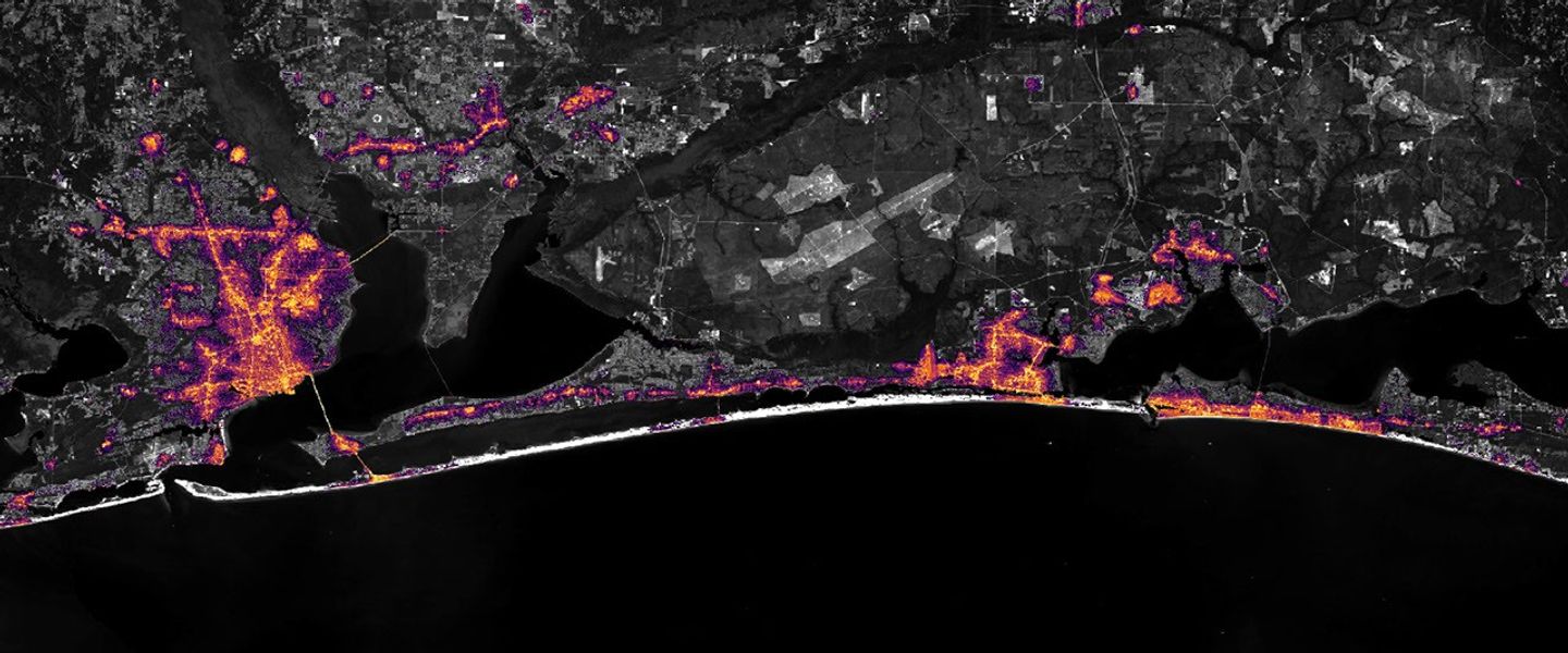 航天图片资料 · Nighttime lights along the Florida Panhandle coast in August 2026, brightest in Pensacola and Destin and along the road between them.