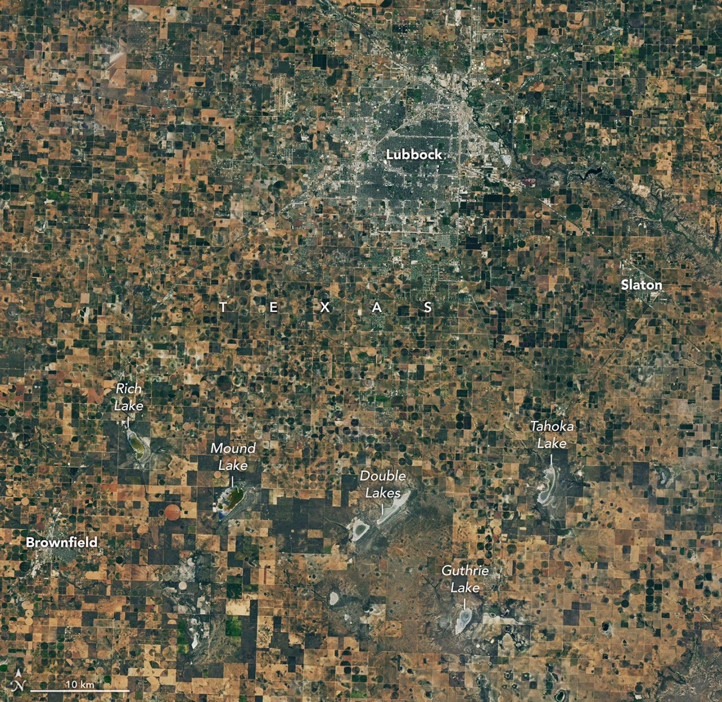 航天图片资料 · A satellite image of farmland around Lubbock, Texas, on September 22, 2025, features a patchwork of green and brown agricultural fields and several playa lakes with varying amounts of water.