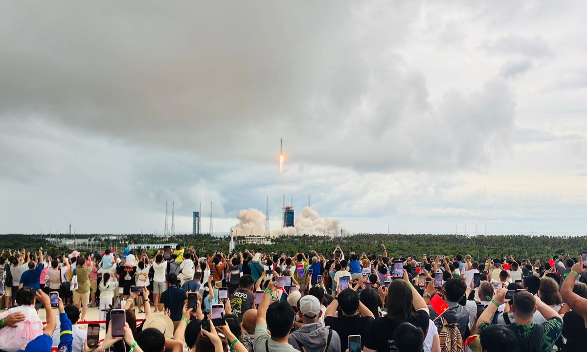 航天图片资料 · The 23rd group of low-orbit internet satellites aboard a Long March-8A carrier rocket is launched on August 4, 2026 from a commercial spacecraft launch site in the southern island province of Hainan. Photo: VCG