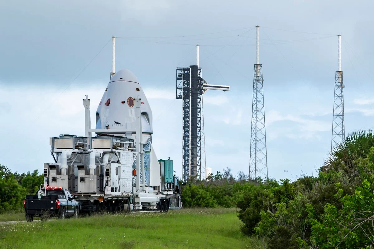 航天图片资料 · Dragon spacecraft at Space Launch Complex 40 ahead of Crew-13