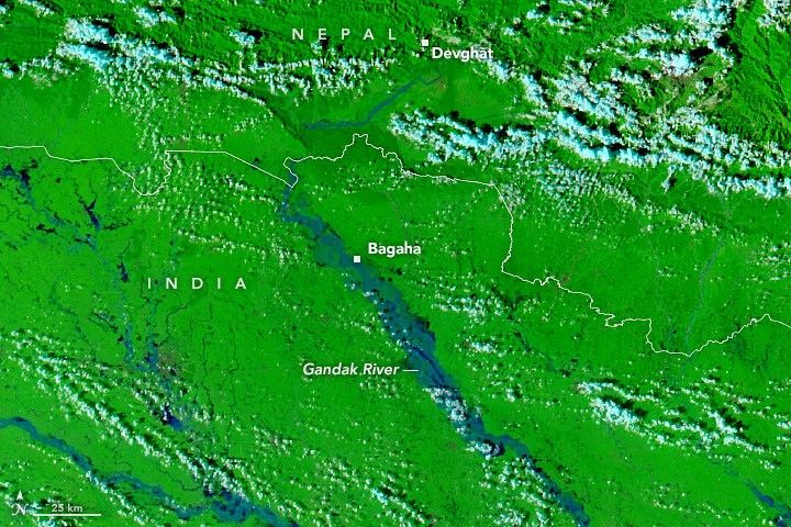航天图片资料 · A false-color satellite image shows the same area during the flooding on September 29, 2026. The river appears much wider.