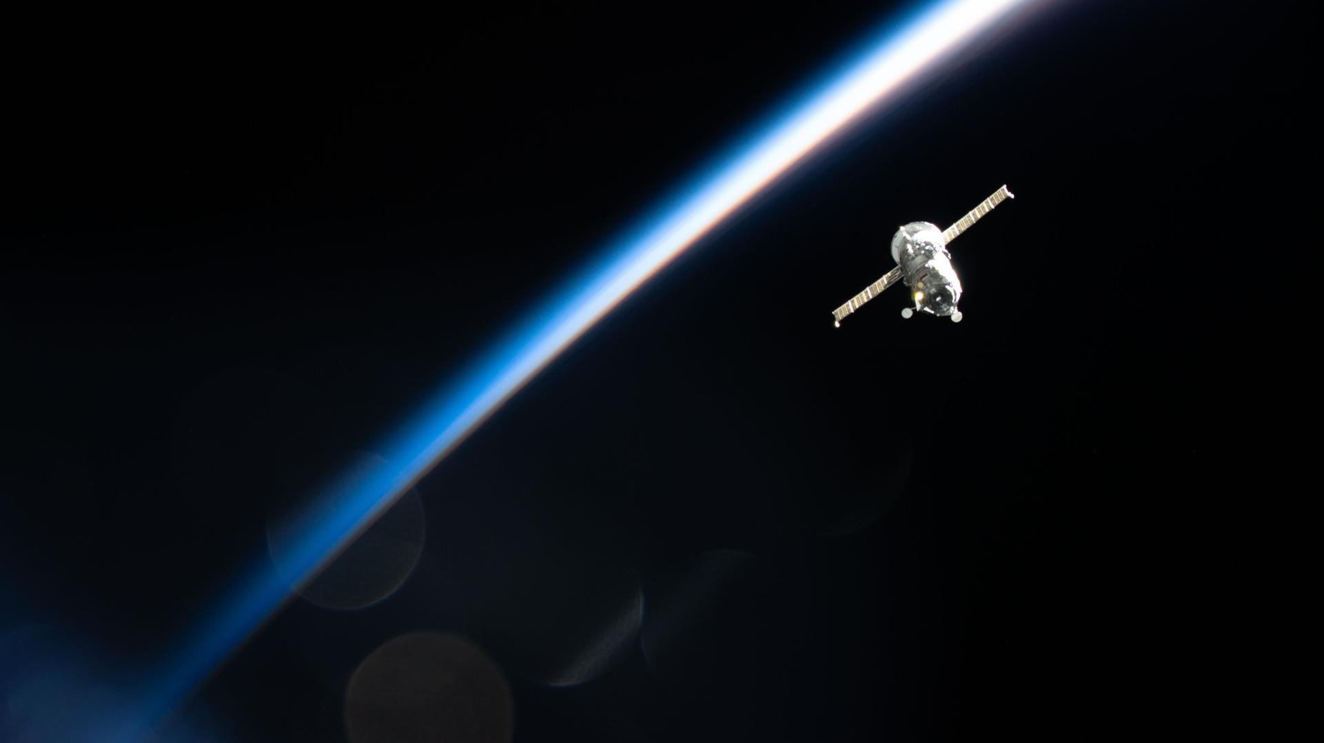 航天图片资料 · The Progress 92 cargo spacecraft from Roscosmos departs the International Space Station while soaring into an orbital sunset 267 miles above the Russia–Mongolia border.