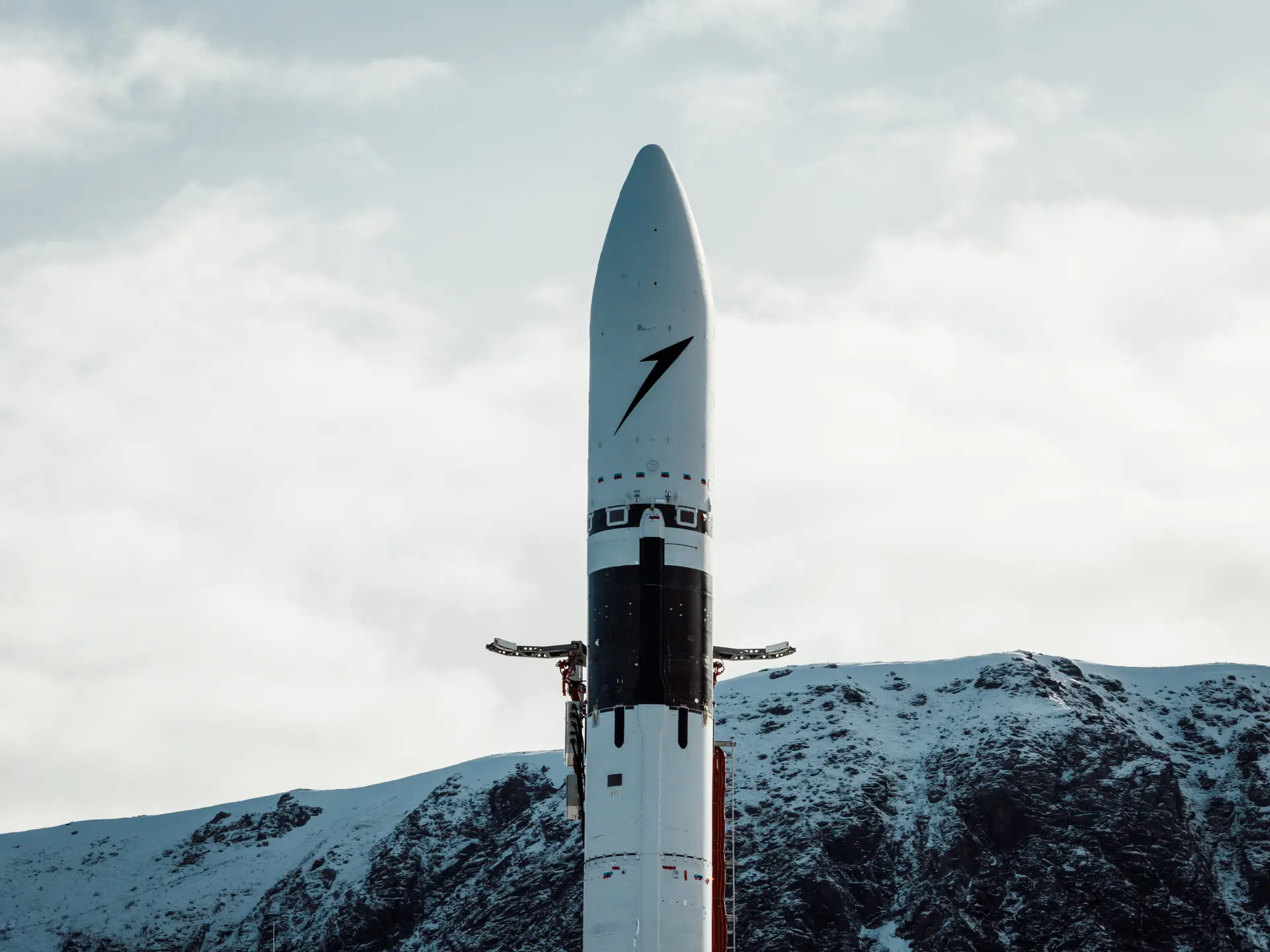 航天图片资料 · Rocket against mountain backdrop