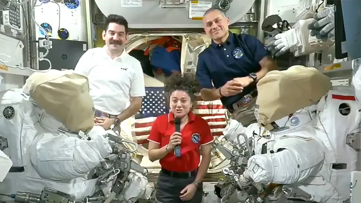 航天图片资料 · NASA astronauts (clockwise from left) Jack Hathaway, Anil Menon and Jessica Meir speak with U.S. President Donald Trump, who visited NASA’s Johnson Space Center on Aug. 28, 2026.