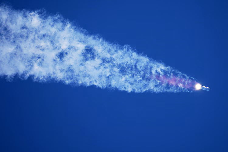 航天图片资料 · SpaceX's mega rocket Starship makes a test flight from Starbase. (Photo: AP)